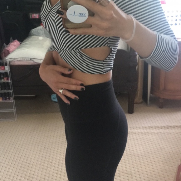 Hollister black white striped size small crop top criss cross - Picture 3 of 4